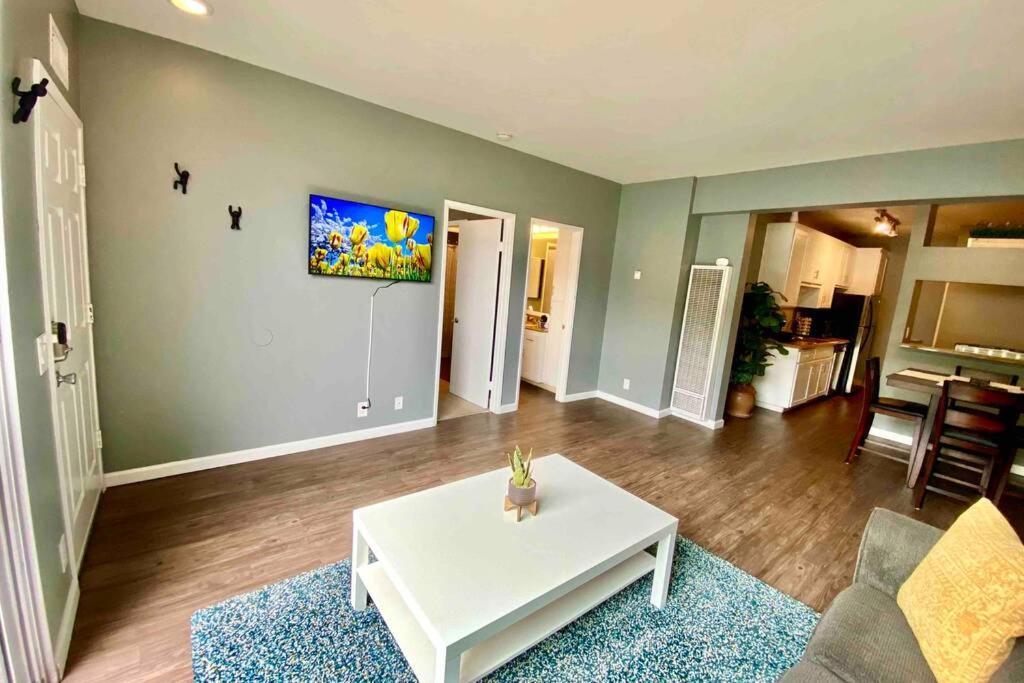 Centrally Located To All San Diego Has To Offer *